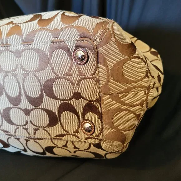 COACH Signature Pleated Shoulder tote in Brown/Beige. Perfect classic fall bag! - Picture 10 of 16